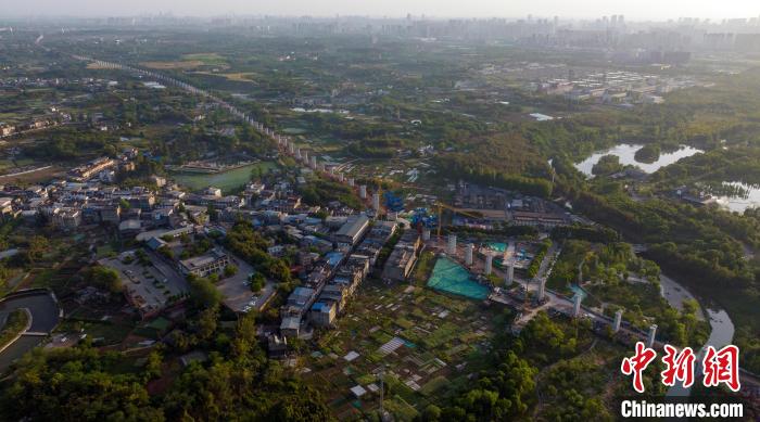 航拍正在建設(shè)中的成都至自貢高速鐵路成都段。　劉忠俊 攝