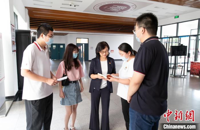 天津師范大學跨文化與世界文學研究院院長、教授郝嵐為同學們解答問題?！⊥踉谟?攝
