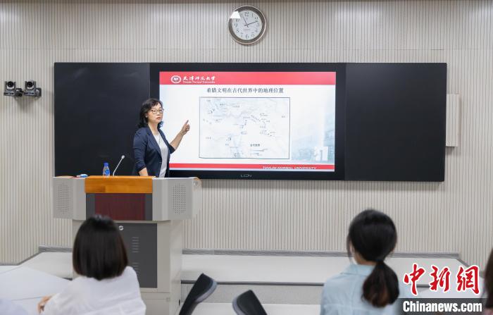 天津師范大學跨文化與世界文學研究院院長、教授郝嵐正在為同學們上課。　王在御 攝