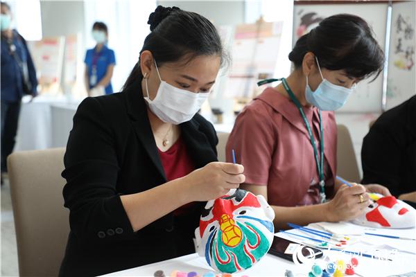 展覽會現場，泰國民眾體驗畫臉譜。人民網記者 趙益普攝