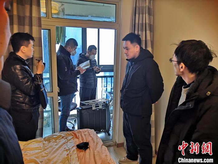 丹東市公安局民警抓捕犯罪嫌疑人，在其家中進(jìn)行搜查?！〉|市公安局供圖