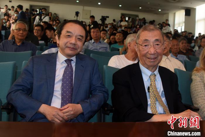 高能論壇開始前，丁肇中先生(右)與主持論壇的中科院高能所所長王貽芳院士合影?！?lt;a target='_blank' href='/'><p  align=