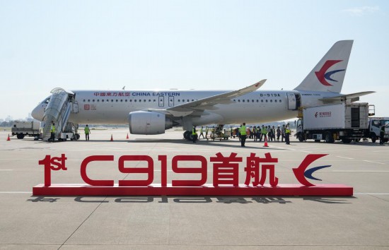 這是在上海虹橋國(guó)際機(jī)場(chǎng)停機(jī)坪拍攝的C919飛機(jī)（5月28日攝）。新華社記者丁汀攝