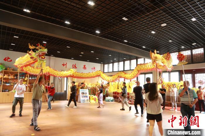 臺胞臺屬體驗舞龍。　周蔚娜供圖
