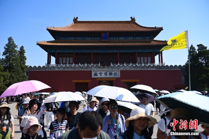 6月22日，北京，游客從故宮博物院神武門走出。當(dāng)日是端午節(jié)假期首日，北京旅游景區(qū)游客眾多。<a target='_blank' href='/'><p  align=