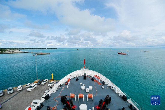 7月22日，中國海軍“和平方舟”號醫(yī)院船駛離基里巴斯首都塔拉瓦。當?shù)貢r間22日上午10時，執(zhí)行“和諧使命-2023”任務的中國海軍“和平方舟”號醫(yī)院船圓滿結束對基里巴斯的首次訪問，駛離基里巴斯首都塔拉瓦，前往本次任務的第二站湯加努庫阿洛法港。新華社發(fā)（黎宇 攝）