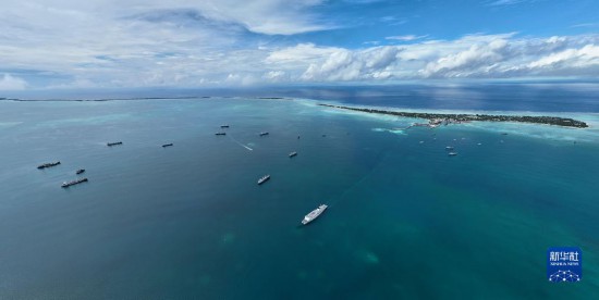 7月22日，中國海軍“和平方舟”號醫(yī)院船結束基里巴斯訪問，駛離塔拉瓦港。新華社發(fā)（桂江波 攝）