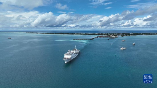 7月22日，中國海軍“和平方舟”號醫(yī)院船結束基里巴斯訪問，駛離塔拉瓦港。新華社發(fā)（桂江波 攝）