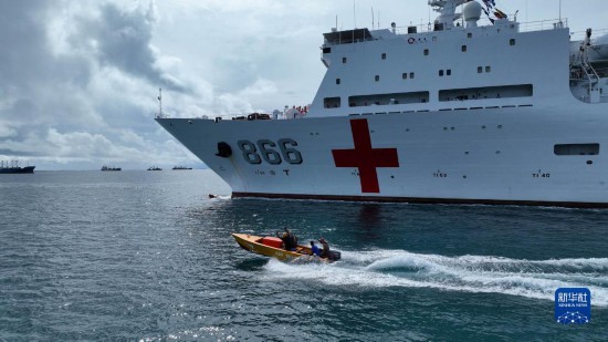 7月22日，中國海軍“和平方舟”號醫(yī)院船駛離塔拉瓦港途中，基里巴斯當?shù)孛癖婑{船揮手告別。新華社發(fā)（桂江波 攝）