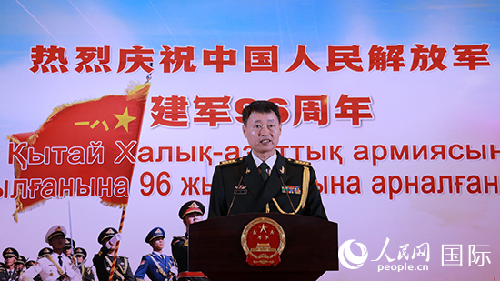 國防武官胡德君大校發(fā)表致辭。人民網(wǎng)記者 李強攝
