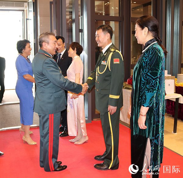 國防武官胡德君大校迎接賓客。人民網(wǎng)記者李強攝