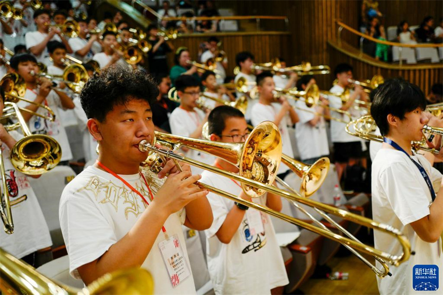 8月1日，在第九屆中國國際低音銅管藝術(shù)節(jié)的一場公益大師課上，低音銅管樂器愛好者在練習(xí)長號。新華社記者 劉潺 攝