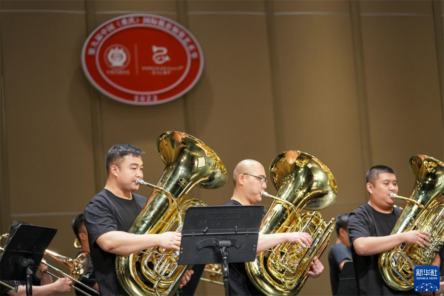 8月1日，在第九屆中國(guó)國(guó)際低音銅管藝術(shù)節(jié)暨第五屆低音銅管大獎(jiǎng)賽開幕式上，低音銅管表演者在演奏樂曲。新華社記者 劉潺 攝