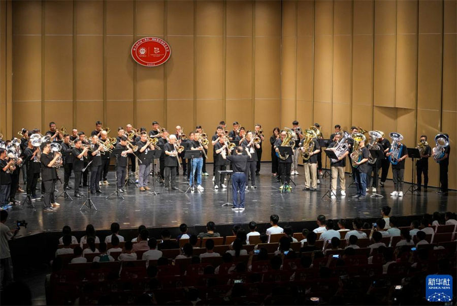 8月1日，在第九屆中國國際低音銅管藝術節(jié)暨第五屆低音銅管大獎賽開幕式上，來自國內外的低音銅管表演者在演奏樂曲。新華社記者 劉潺 攝