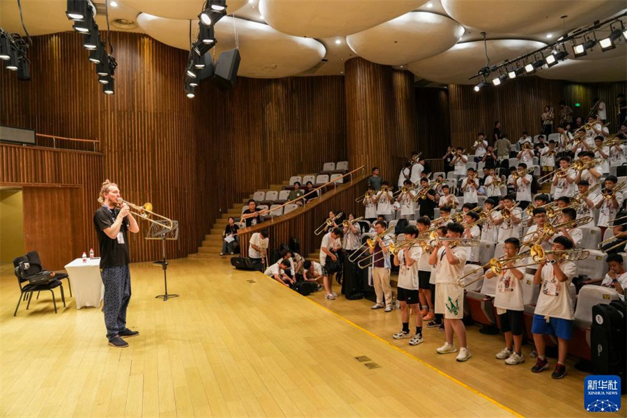 8月1日，在第九屆中國國際低音銅管藝術(shù)節(jié)的一場公益大師課上，來自意大利的長號藝術(shù)家彼得·斯坦納（左）在指導(dǎo)愛好者練習(xí)長號。新華社記者 劉潺 攝