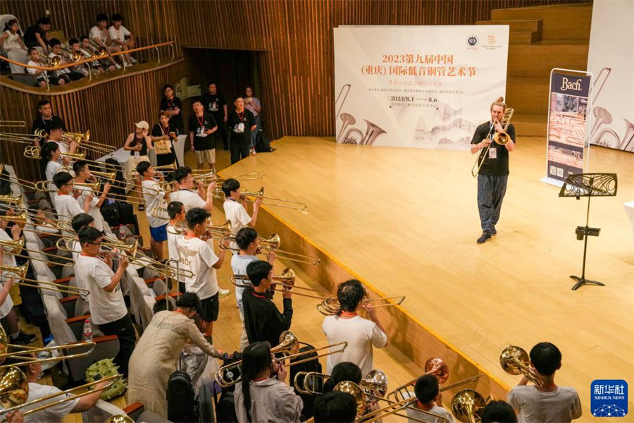 8月1日，在第九屆中國國際低音銅管藝術節(jié)的一場公益大師課上，來自意大利的長號藝術家彼得·斯坦納在指導愛好者練習長號。新華社記者 劉潺 攝