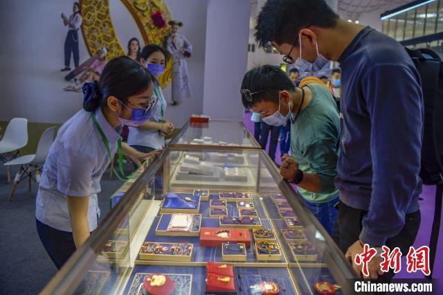 資料圖：民眾選購(gòu)金飾品。駱云飛 攝