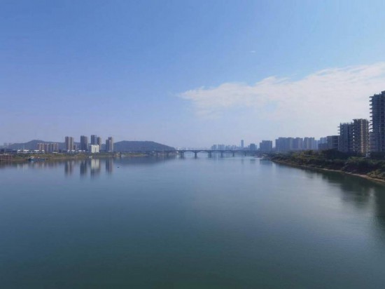 　　10月24日，在清水塘大橋景觀通道上拍攝的湘江景色。本報記者 常雯宜攝