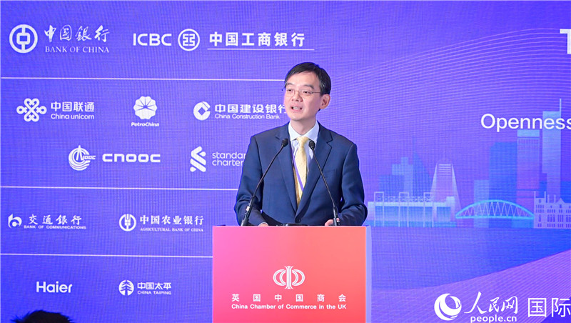 英國(guó)中國(guó)商會(huì)會(huì)長(zhǎng)、中國(guó)銀行倫敦分行行長(zhǎng)方文建 致歡迎辭。人民網(wǎng) 郭錦標(biāo)攝