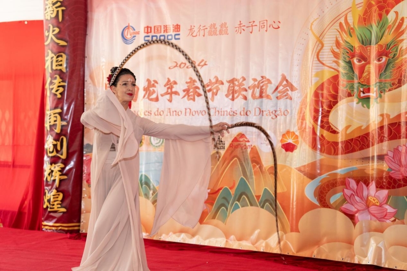 巴西藝術(shù)家表演中國(guó)舞。里約天主教大學(xué)孔子學(xué)院供圖