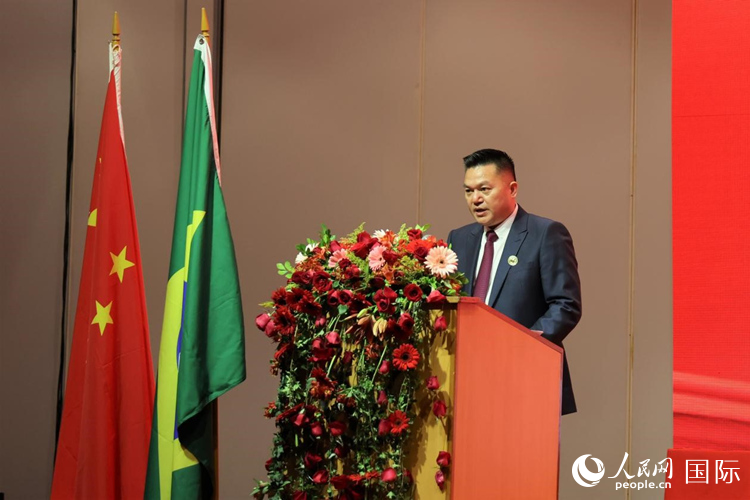 巴西和統(tǒng)會新任會長張小春發(fā)表就職演講。人民網(wǎng)記者 時元皓攝