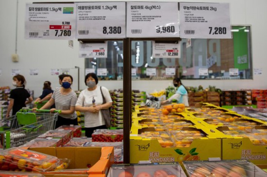 2022年7月9日，人們在韓國高陽市一家超市水果區(qū)購物。新華社記者王益亮攝