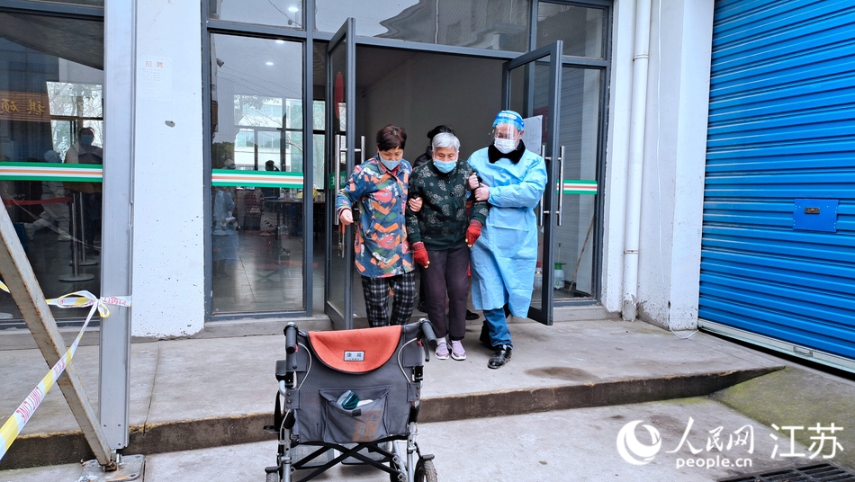 老人行動不便，志愿者零距離服務。 武進區(qū)委宣傳部供圖