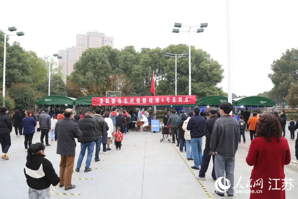 洛陽鎮(zhèn)居民積極配合核酸有序檢測。 武進(jìn)區(qū)委宣傳部供圖