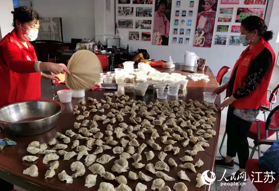 志愿者為醫(yī)護(hù)人員提供餐食。 武進(jìn)區(qū)委宣傳部供圖