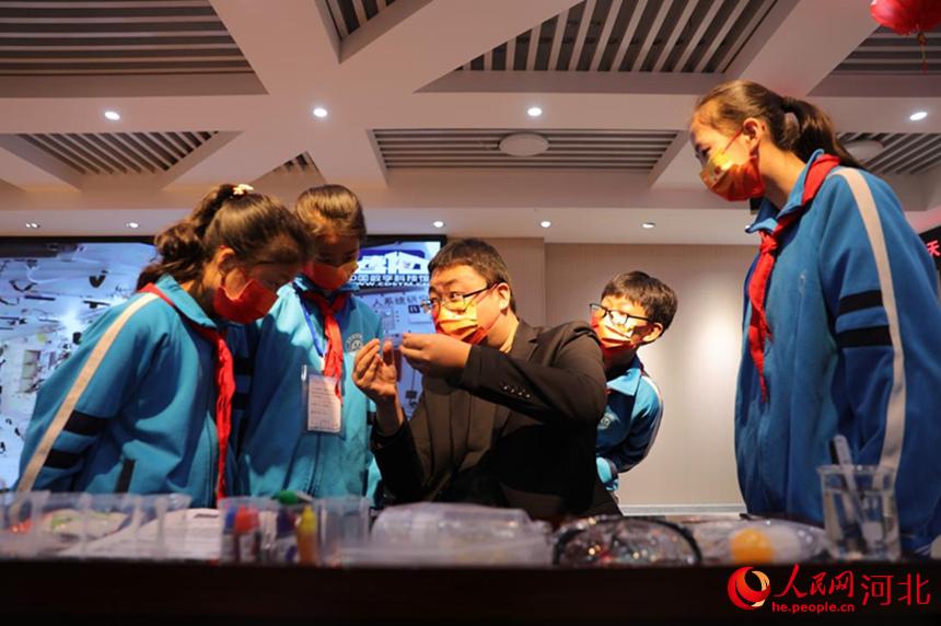 邯鄲市復興區(qū)實驗小學學生在教師帶領下比做“天宮課堂”實驗。 王伸攝