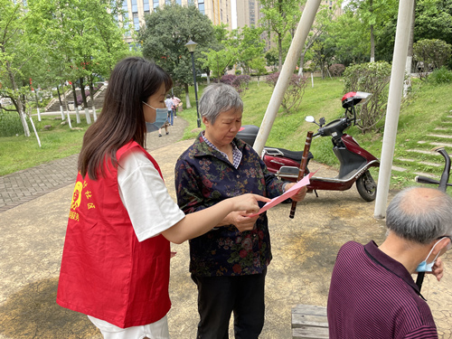 工作人員在小區(qū)進行宣傳。受訪單位供圖