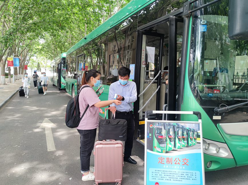公交車從校園宿舍樓下出發(fā)，直達(dá)鄭州火車站和鄭州東站。崔晨攝