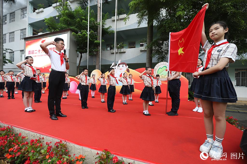 5月31日，在廣西壯族自治區(qū)南寧市民主路小學(xué)，學(xué)校大隊(duì)輔導(dǎo)員帶領(lǐng)少先隊(duì)員呼號(hào)。人民網(wǎng)記者 嚴(yán)立政攝