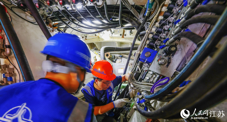 江陰靖江長江隧道施工人員在安裝線路。朱其攝