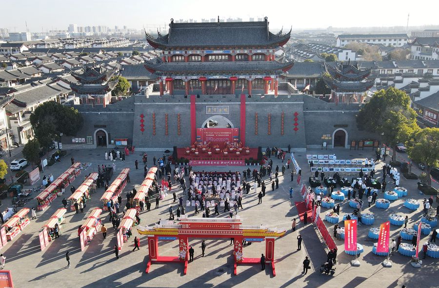 城門掛春聯(lián)，金湖沖刺“開門紅”。陳義寶攝