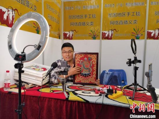 圖為義賣(mài)現(xiàn)場(chǎng)?！∑钤鲚怼z 　　