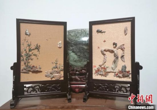 圖為“90后”周文露撿拾戈壁灘石子所創(chuàng)作的石藝畫?！￠Z姣 攝