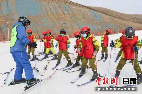 圖為天祝烏鞘嶺國際滑雪場游客享受冰雪運(yùn)動樂趣。