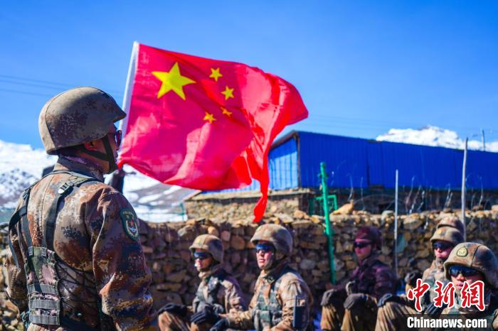 西藏山南軍分區(qū)某團(tuán)組織官兵雪域拉練