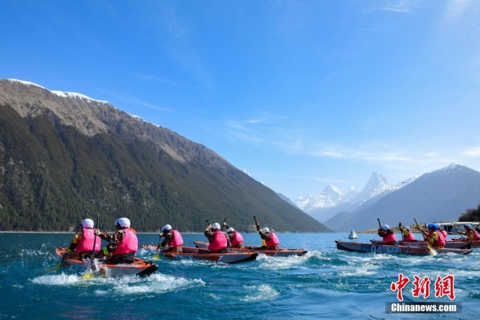 圖為200米靜水雙人漂流艇競速賽比賽現(xiàn)場。<a target='_blank' href='/'><p  align=