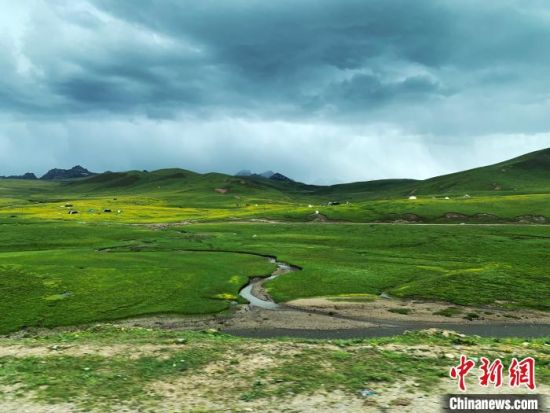 自2005年啟動(dòng)三江源生態(tài)保護(hù)和建設(shè)工程以來(lái)，果洛州共治理黑土灘315.11萬(wàn)畝，使果洛州生態(tài)環(huán)境15年來(lái)得到明顯好轉(zhuǎn)?！O睿 攝