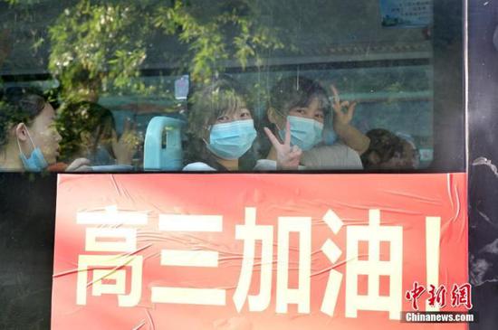 資料圖：2020年7月，廣西南寧沛鴻民族中學內，高三學生乘坐高考專車前往考點。 中新社記者 俞靖 攝