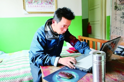 宋玉剛老師認真地在電腦上查資料。西藏商報記者 盧明文攝影.jpg