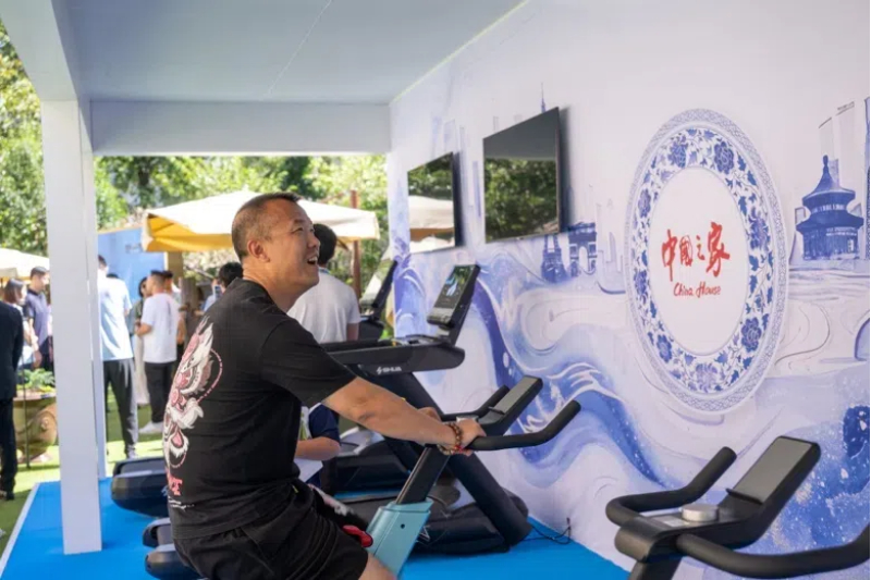 參觀者在智慧體育公園體驗(yàn)動感單車。巴黎