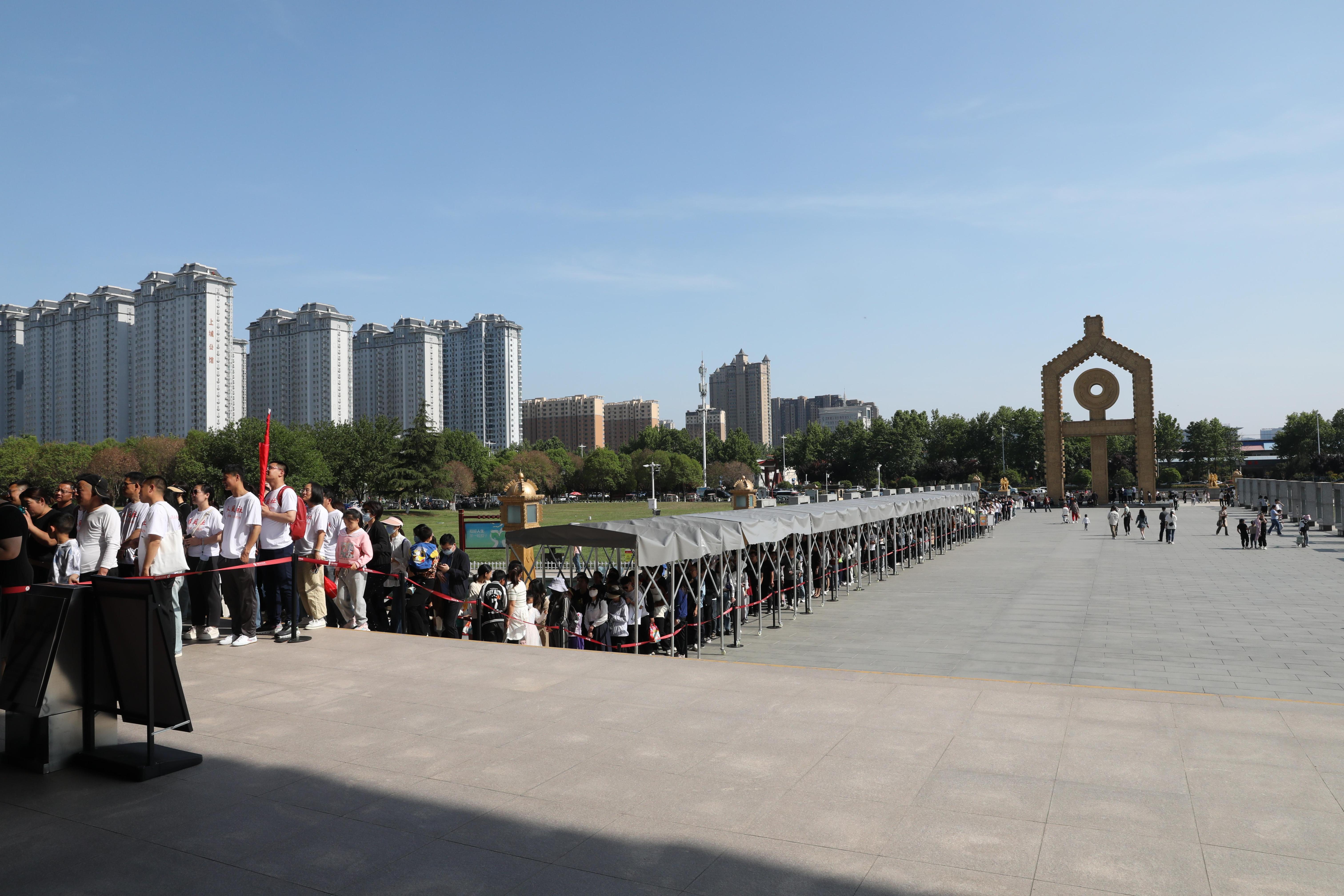 “五一”期間，中國(guó)文字博物館外游客有序排隊(duì)。中國(guó)文字博物館供圖