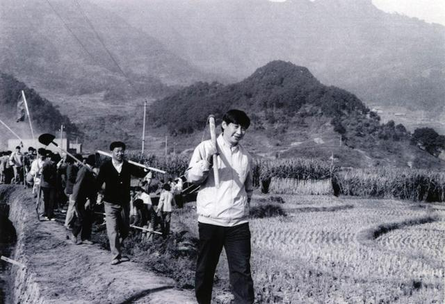 1989年12月2日，時(shí)任中共寧德地委書(shū)記的習(xí)近平帶領(lǐng)地直機(jī)關(guān)千余名干部到寧德縣南漈水利工地參加清溝排障修整水渠勞動(dòng)。新華社發(fā)