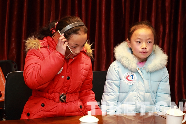 圖為澤旺卓瑪與志愿者阿姨通電話。攝影：陳衛(wèi)國