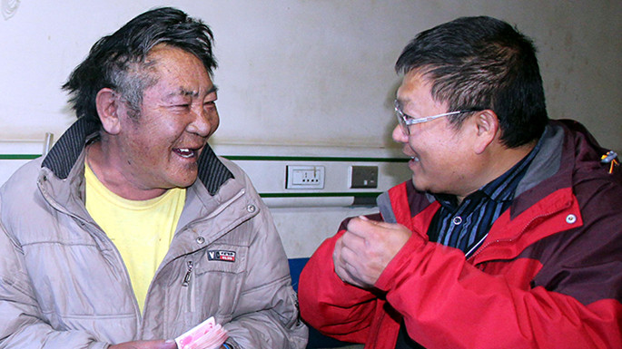 6、這是中國石化援藏干部王鵬雁（右）來到???結(jié)對子”幫扶對象的扎扎（左）家中，為他妻子英秋治病送去自掏腰包的??????需的治療費（扎??2014??7??9日攝）_副本.jpg