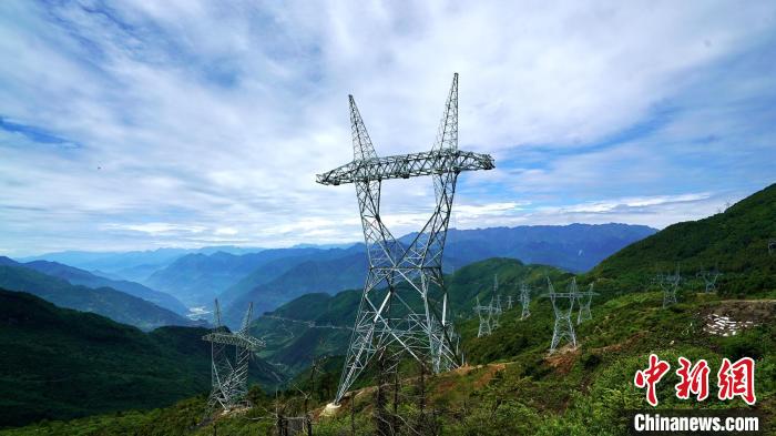 甘蜀改500千伏線路二郎山上的輸電線路鐵塔群?！∽T謝陽(yáng) 攝
