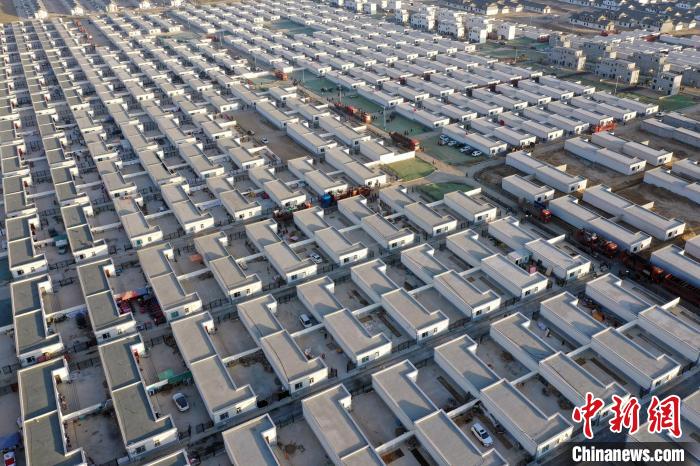 圖為蘭州新區(qū)移民安置區(qū)?！《P 攝